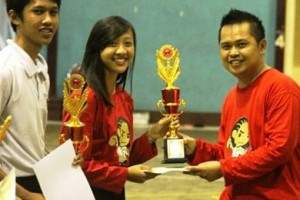 Ketua Panitia Kejuaraan Silat PBSS Cup II, Iyan Irwandi, SIP., tengah menyerahkan piala pesilat terbaik putri kepada Mega Dapira SMAN 3 Kuningan dan pesilat terbaik putra, Taofik Septian SMAN 1 Jalaksana, di GOR Ewangga, 